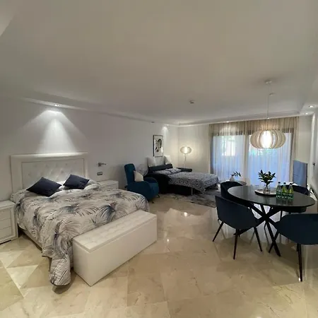 Otel Studio Private Wing Estepona 5*